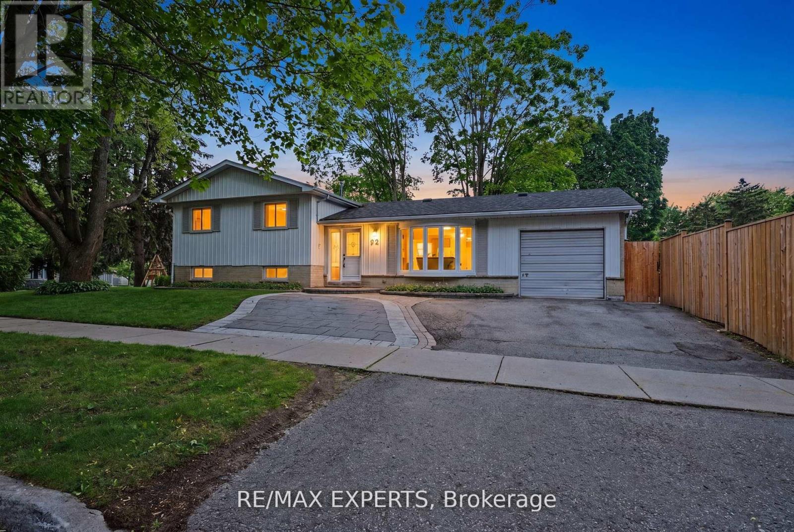 MLS® listing #29999097 for sale located at 32 OAK COURT
