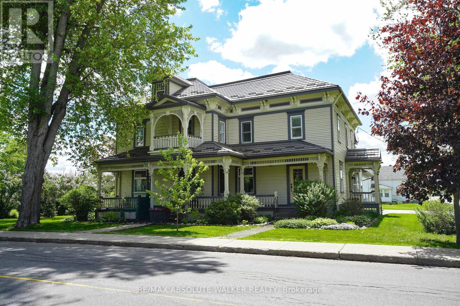 MLS® listing #29999244 for sale located at 3302 MAIN STREET