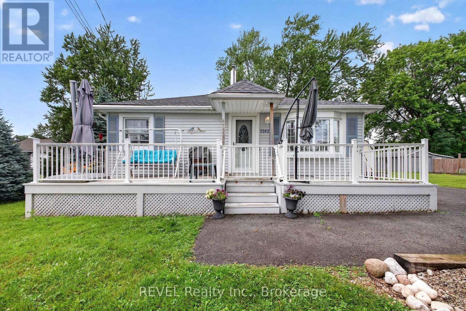 MLS® listing #30000117 for sale located at 3262 YOUNG AVENUE
