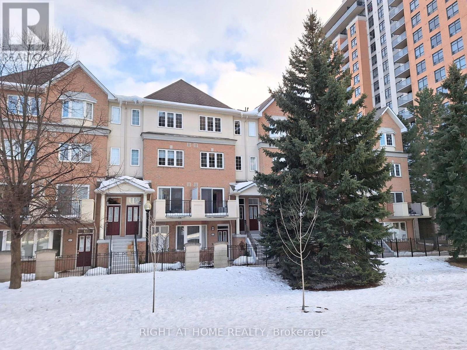 MLS® listing #30003578 for sale located at 821 GRANDVIEW WAY