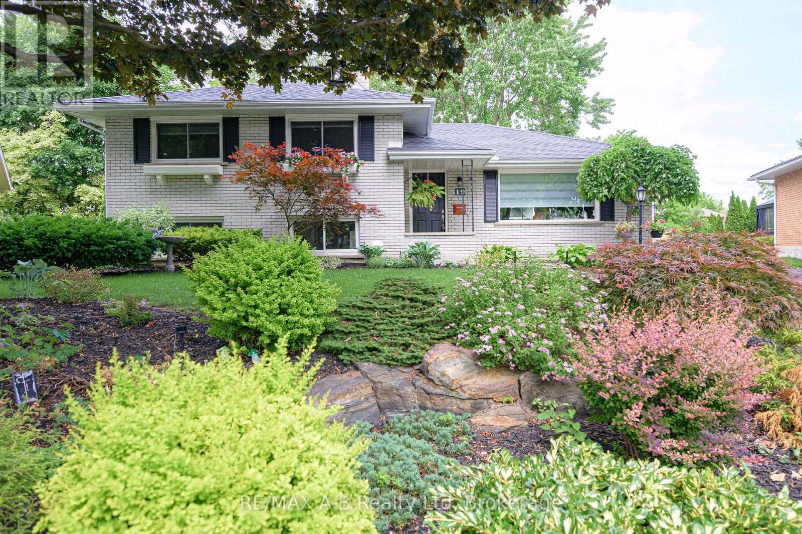 MLS® listing #30009097 for sale located at 19 LINTON PLACE