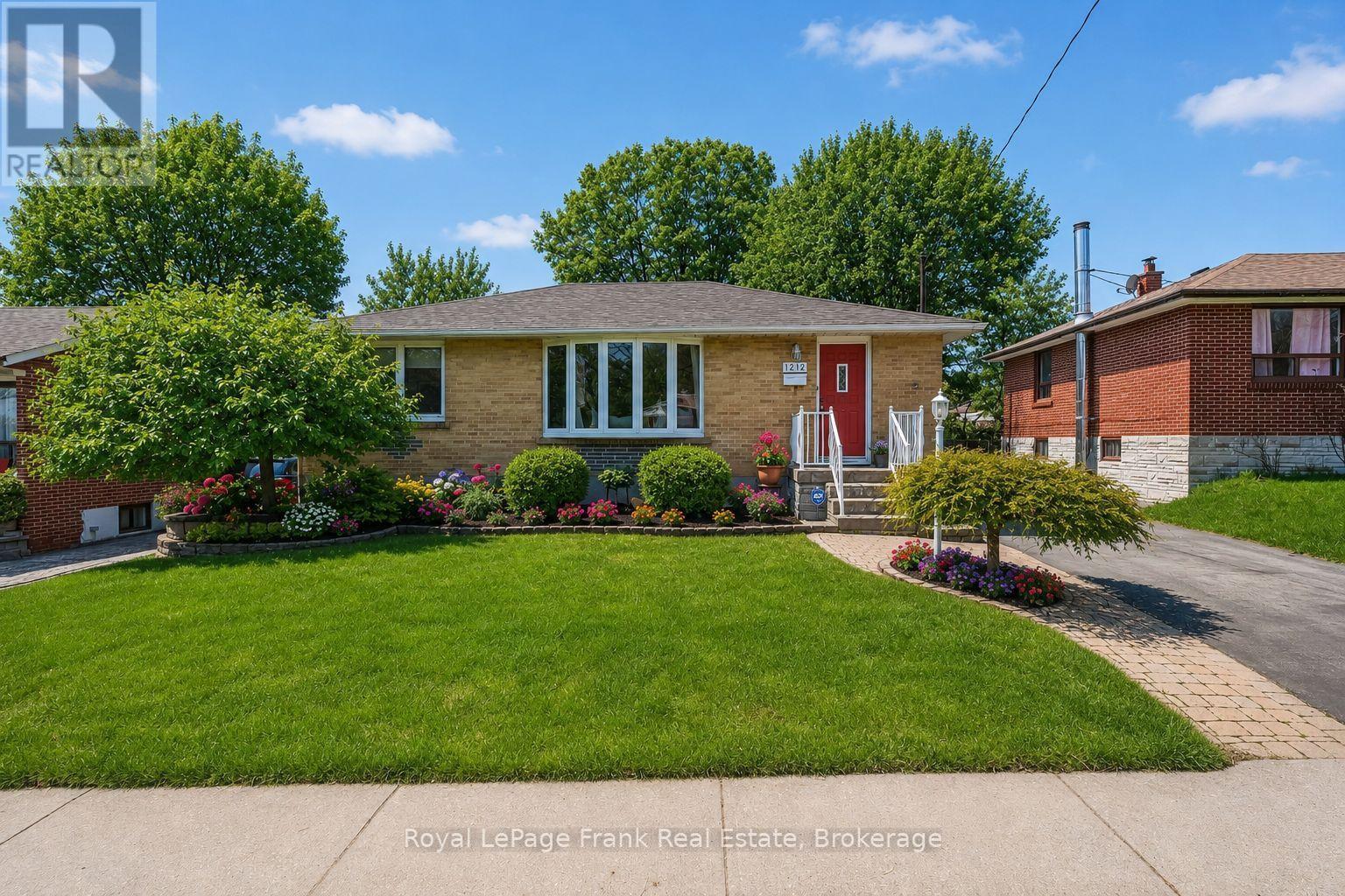 MLS® listing #30010128 for sale located at 1212 VALLEY DRIVE