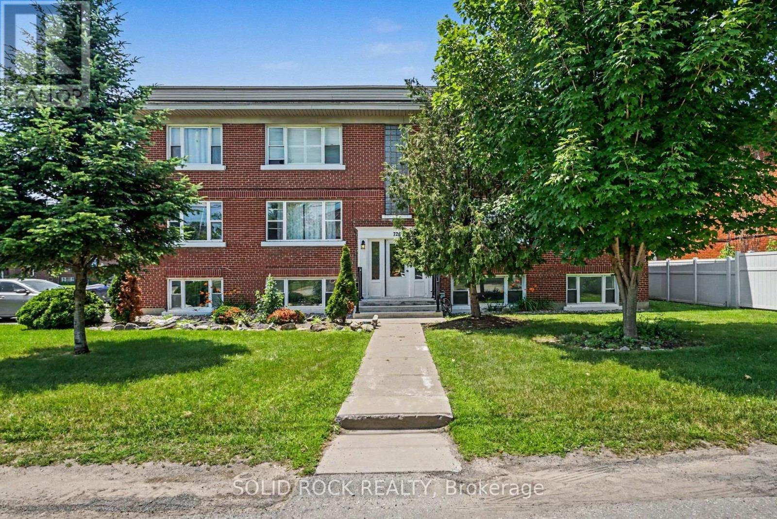 MLS® listing #30016239 for sale located at 2 - 726 EDISON AVENUE