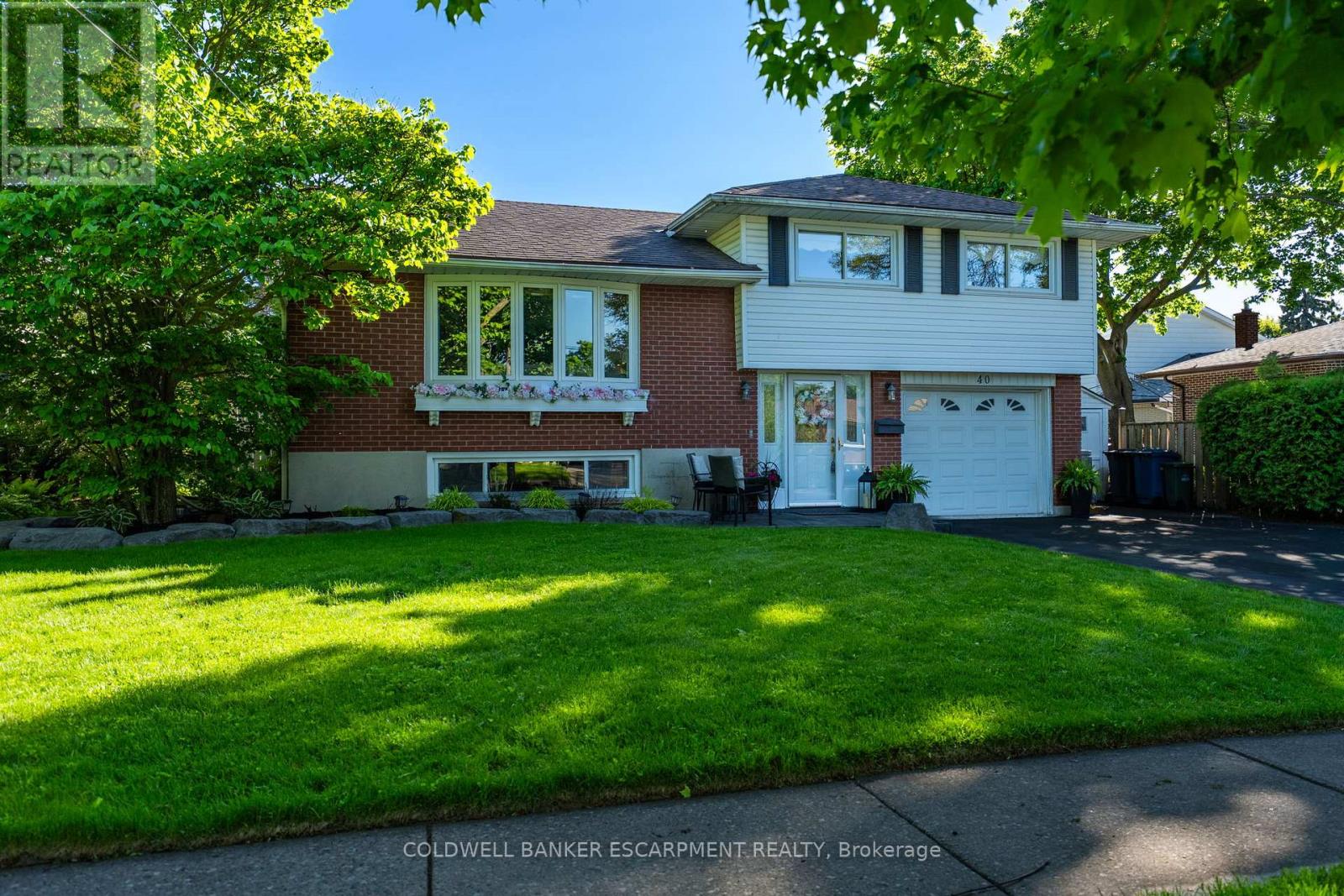MLS® listing #30021369 for sale located at 40 STRATHMERE PLACE