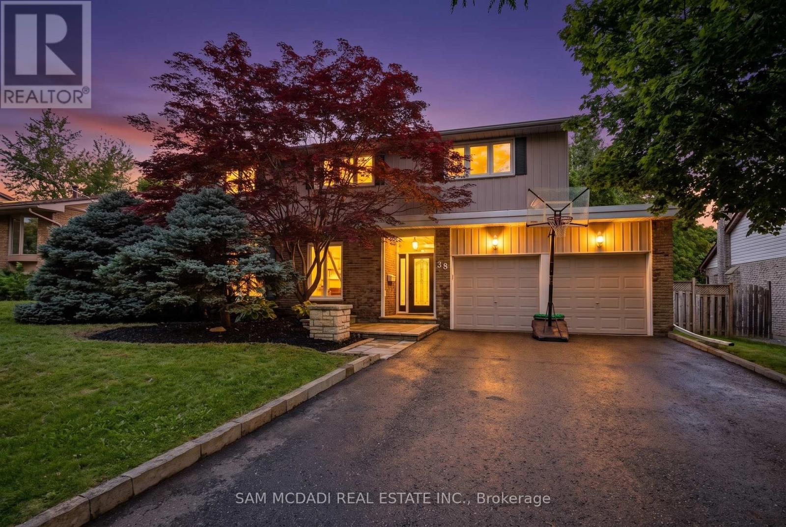 MLS® listing #30021656 for sale located at 38 KENNINGHALL BOULEVARD