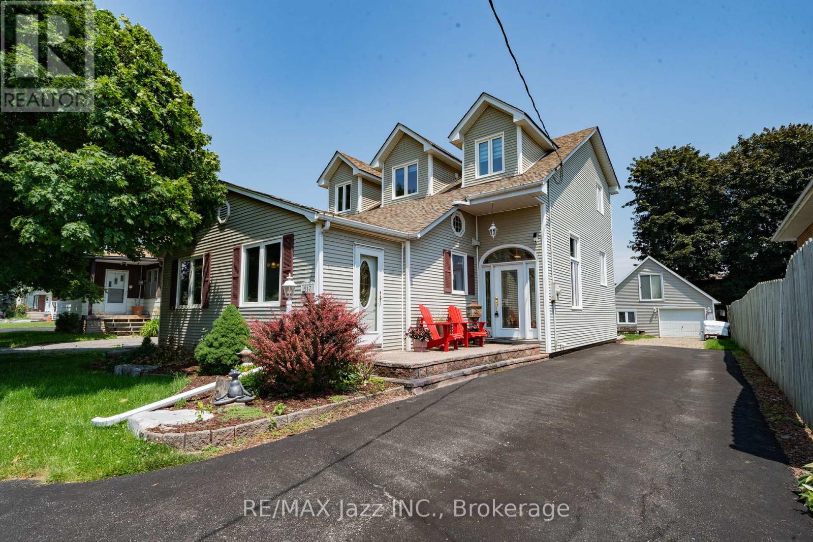 MLS® listing #30024352 for sale located at 917 BYRON STREET N