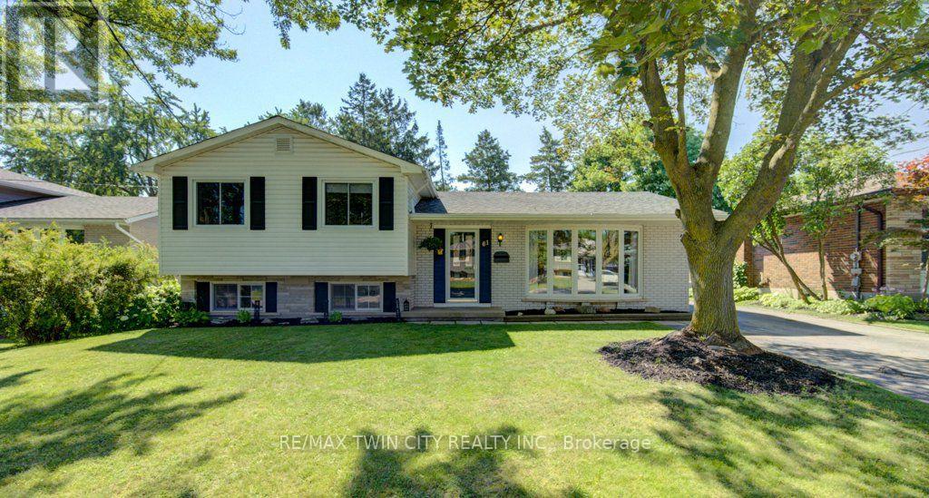 MLS® listing #30031016 for sale located at 61 WINDSOR STREET