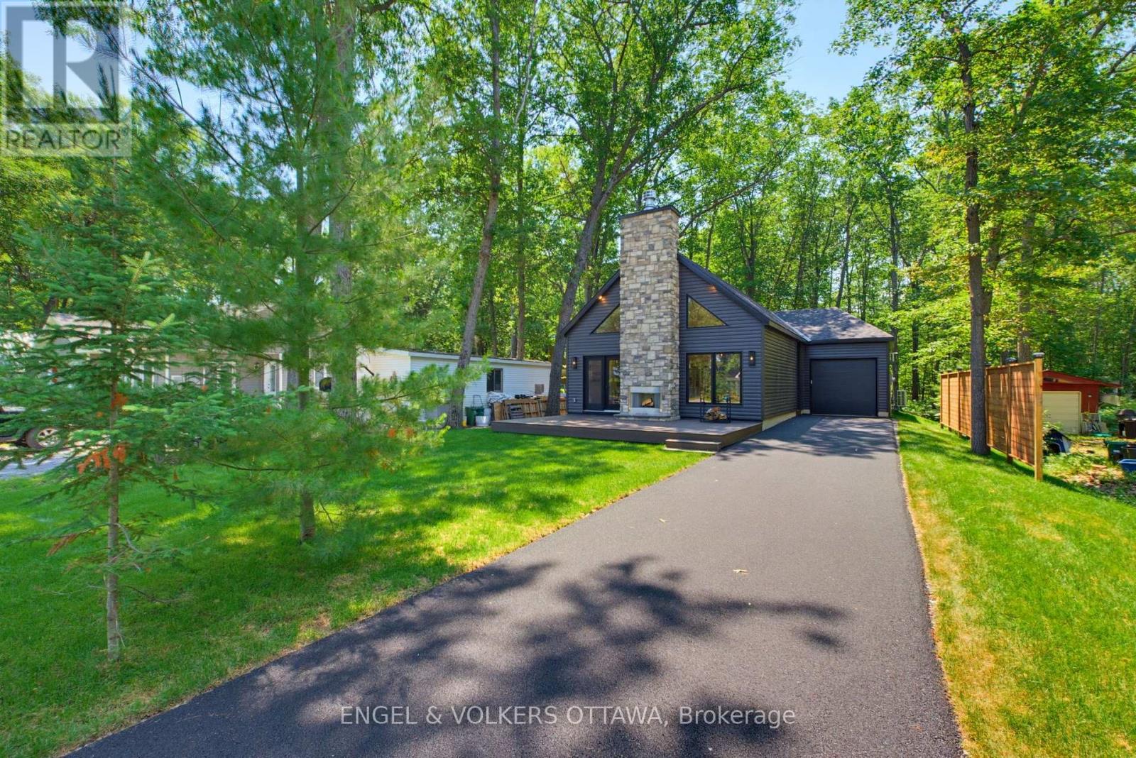 MLS® listing #30031422 for sale located at 557 BAYVIEW DRIVE