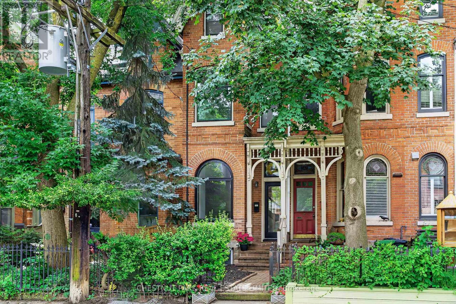 MLS® listing #30033471 for sale located at 347 1/2 WELLESLEY STREET E