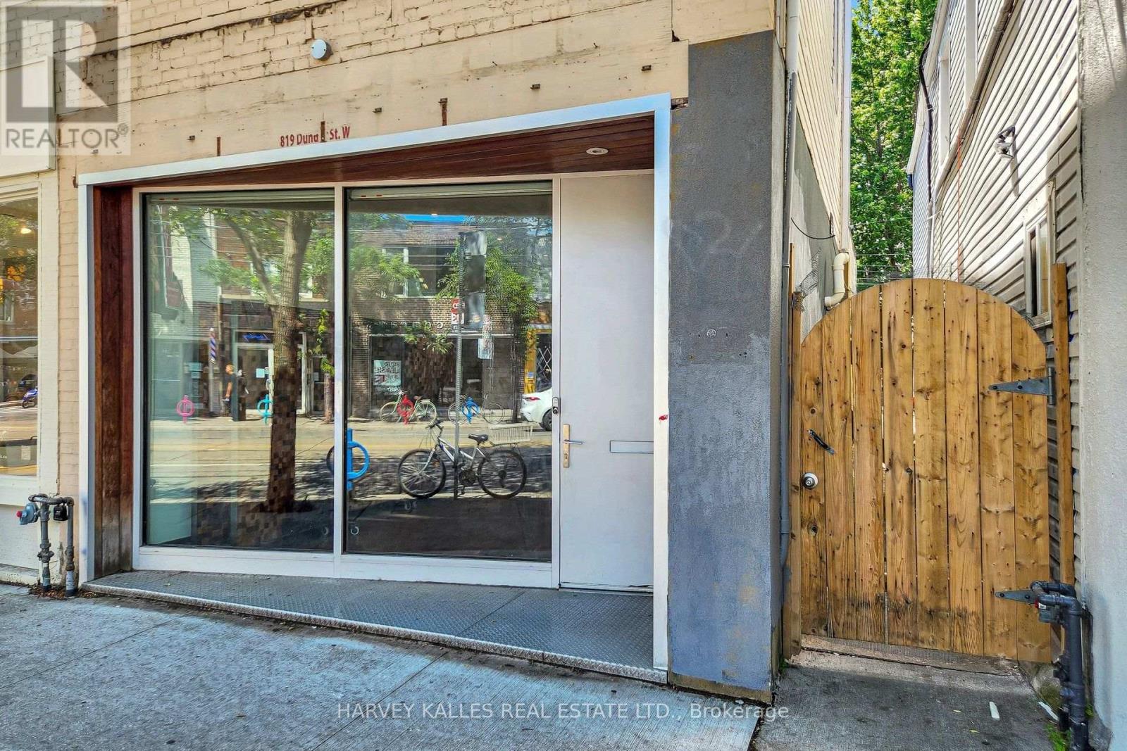 MLS® listing #30035625 for sale located at 819 DUNDAS STREET W