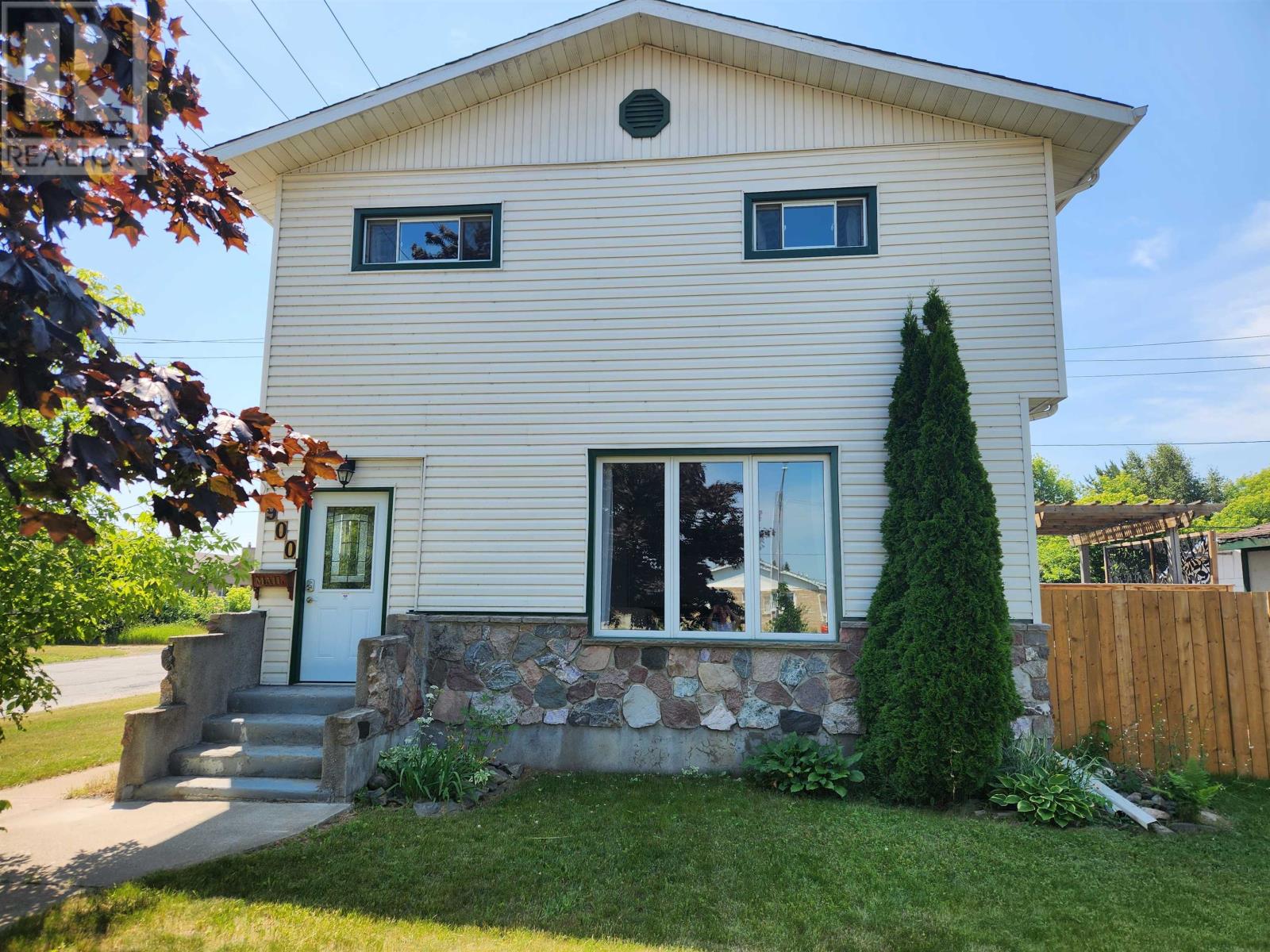 MLS® listing #30035760 for sale located at 900 Mary ST W