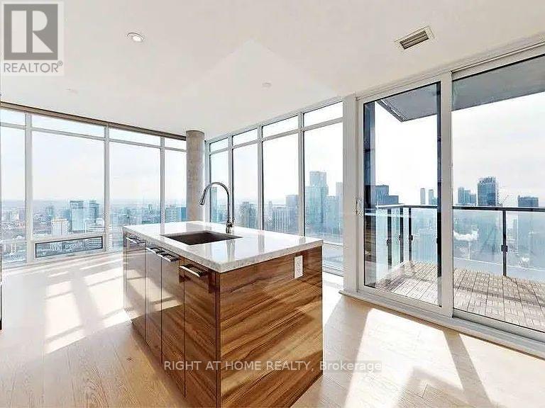 MLS® listing #30046253 for sale located at 4607 - 488 UNIVERSITY AVENUE