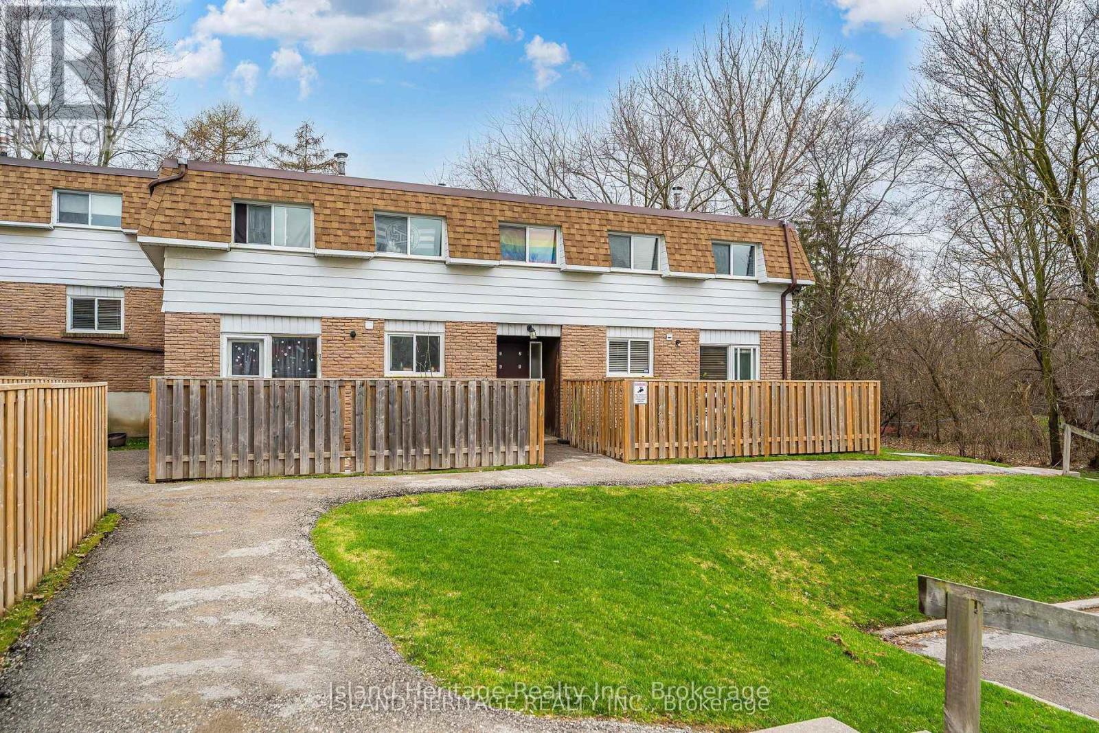 MLS® listing #30046291 for sale located at 3 - 730 CEDAR STREET