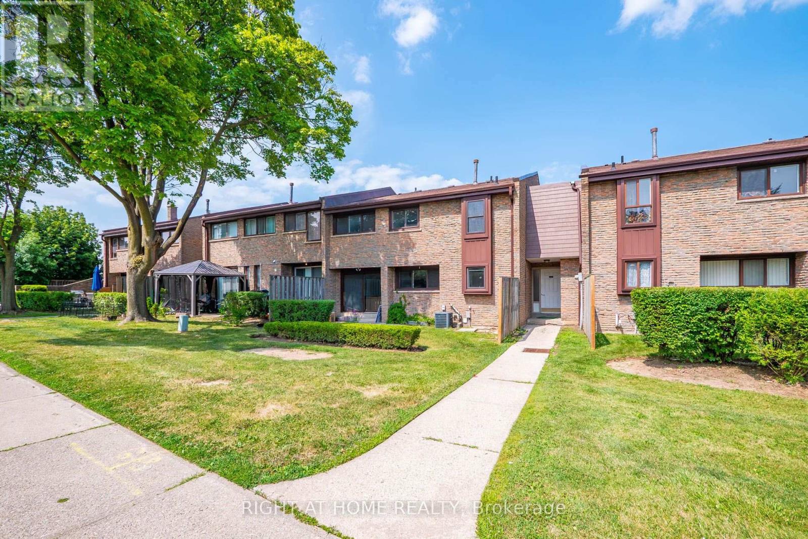 MLS® listing #30060166 for sale located at 5 - 2605 WOODCHESTER DRIVE
