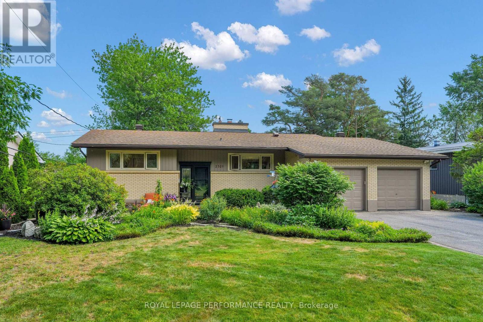 MLS® listing #30061645 for sale located at 2321 HILLARY AVENUE