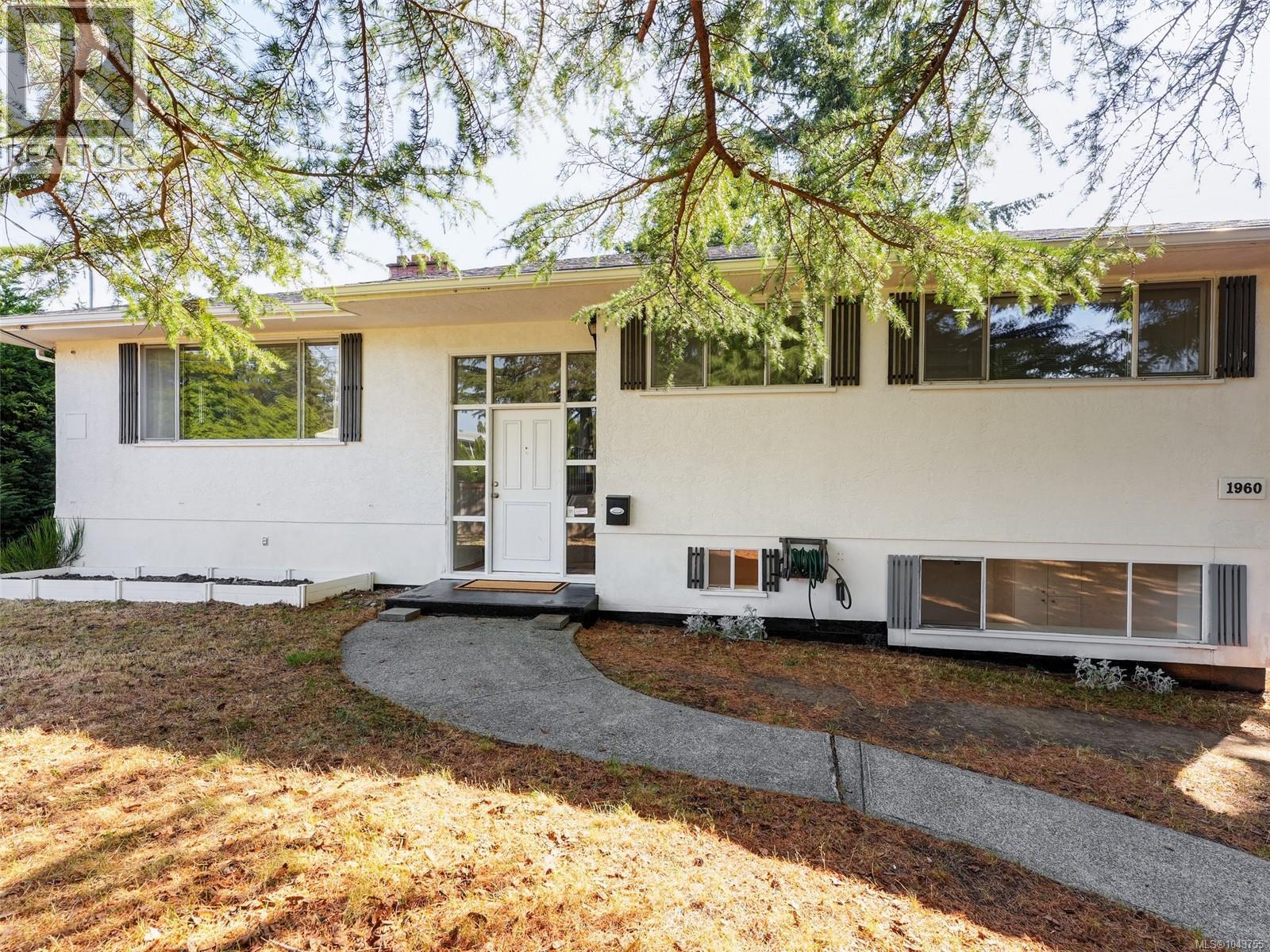 MLS® listing #30061753 for sale located at 1960 Grandview Dr