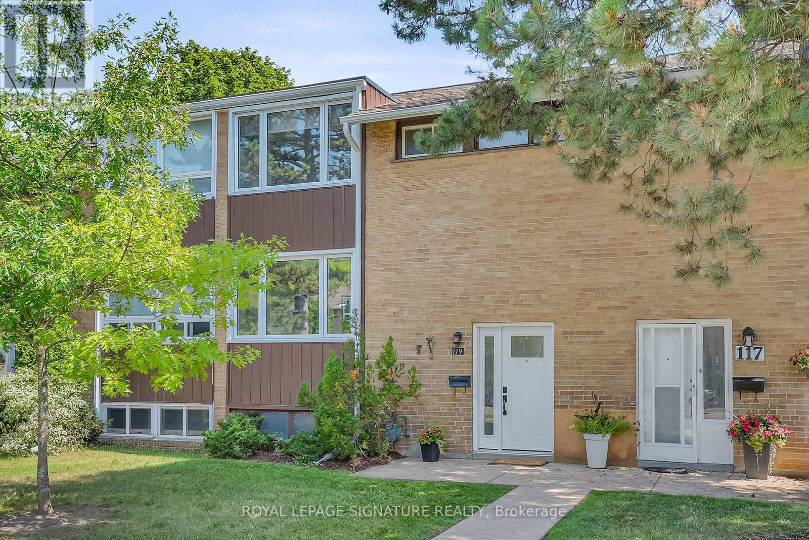 MLS® listing #30064132 for sale located at 10 - 119 SOUTHILL DRIVE