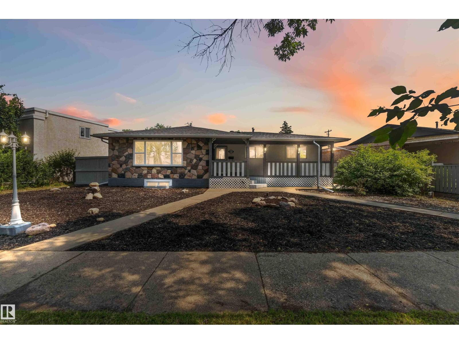 MLS® listing #30070317 for sale located at 9611 95 ST