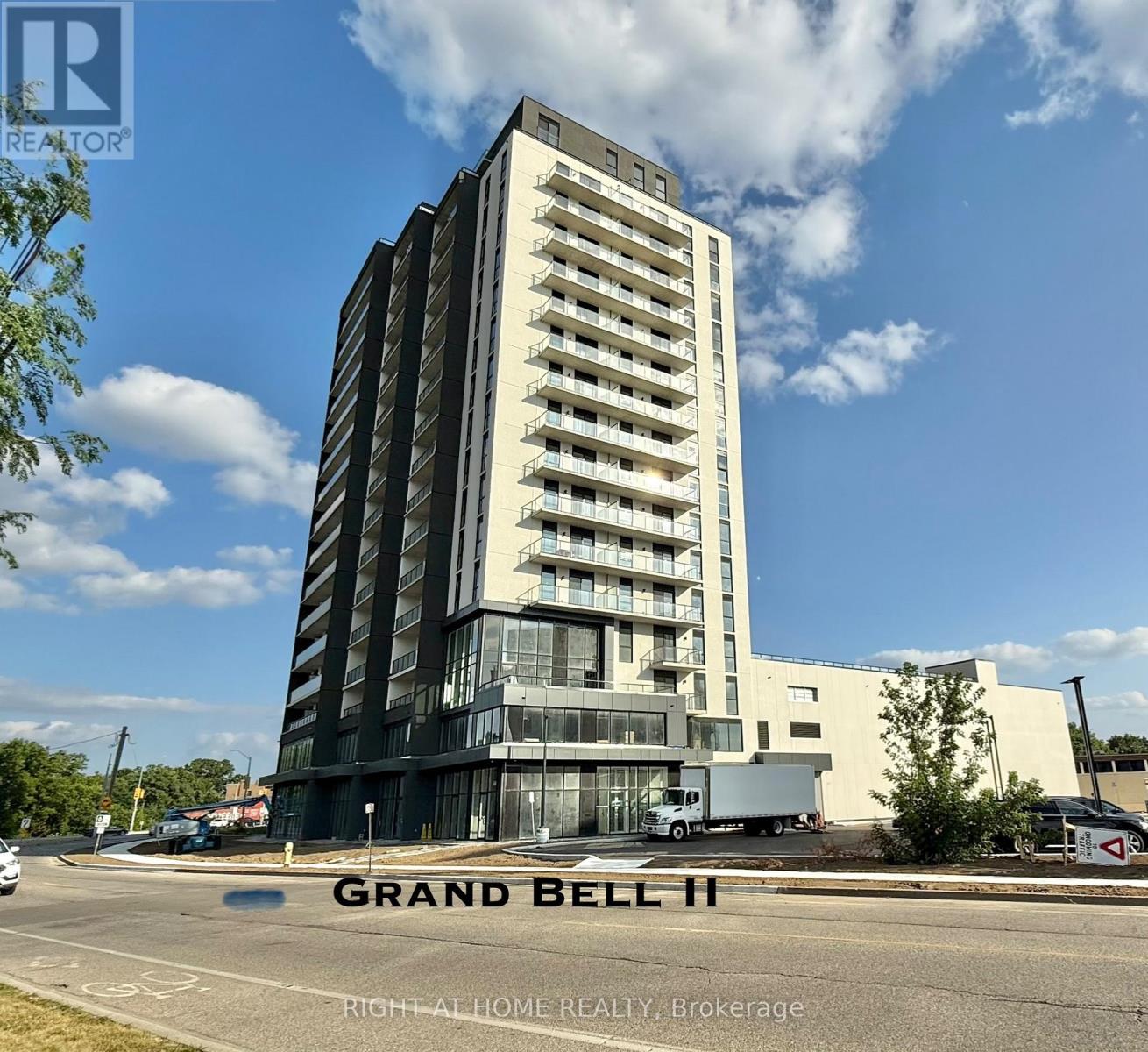 MLS® listing #30074934 for sale located at 1012 - 33 ERIE AVENUE