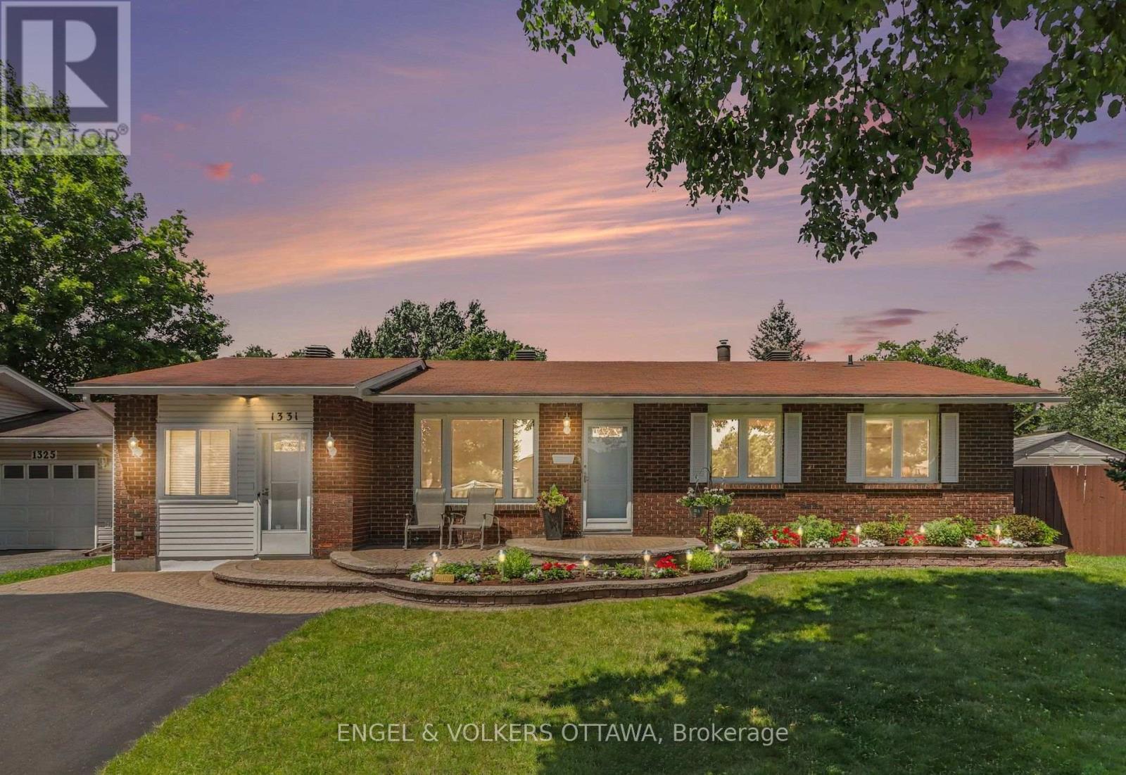 MLS® listing #30075216 for sale located at 1331 ALLOWAY CRESCENT
