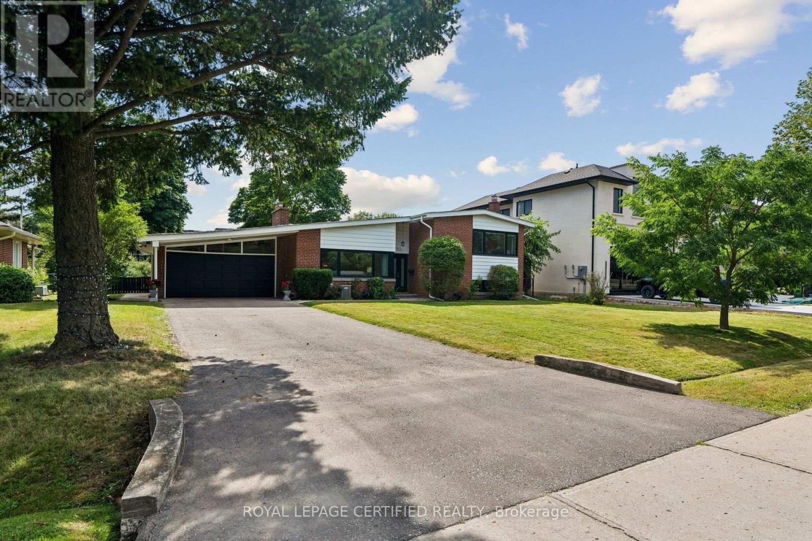MLS® listing #30078927 for sale located at 462 THE KINGSWAY