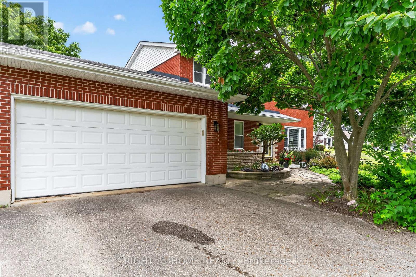 MLS® listing #30081148 for sale located at 39 PARK AVENUE