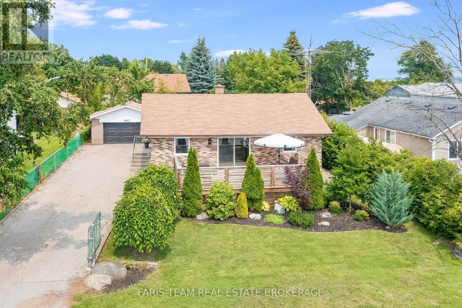 MLS® listing #30090637 for sale located at 987 ISABELLA STREET