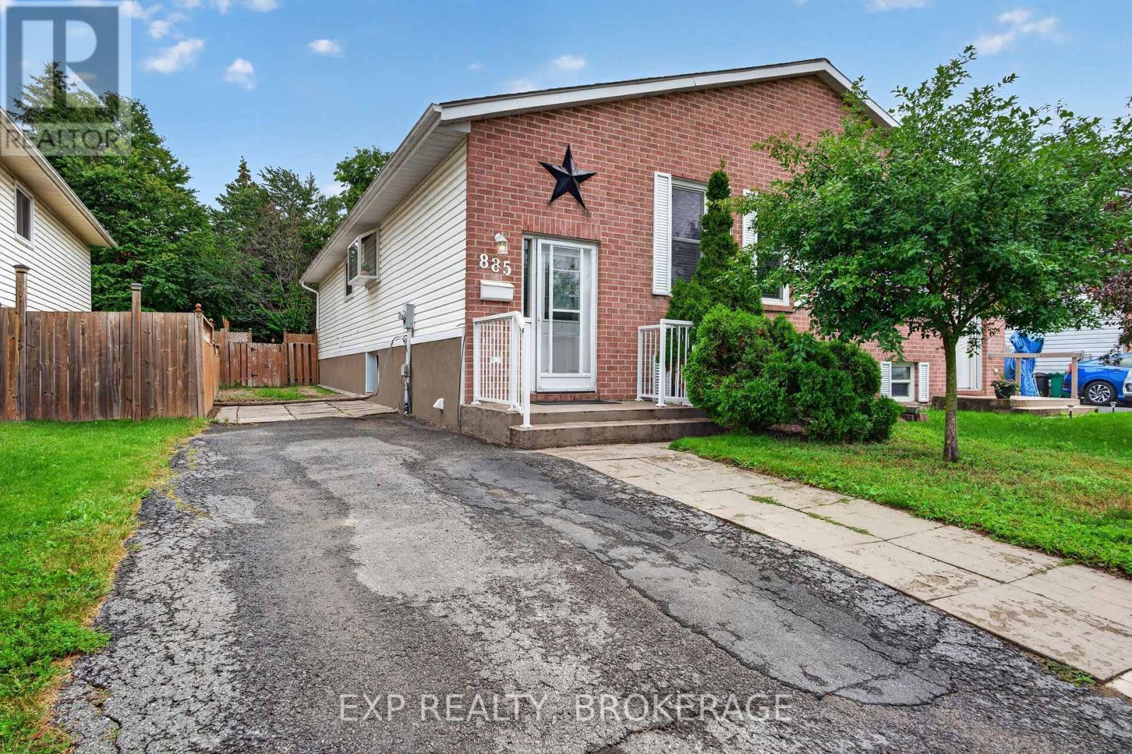 MLS® listing #30090740 for sale located at 885 LARCHWOOD CRESCENT