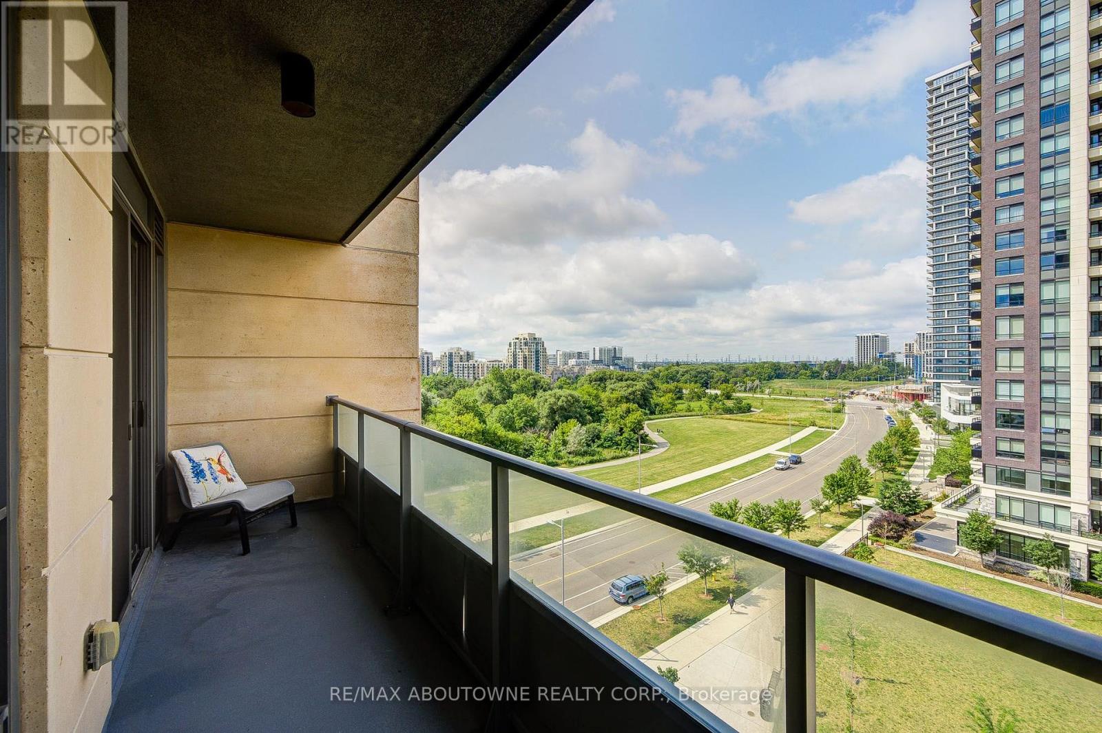 MLS® listing #30095264 for sale located at 921 - 18 UPTOWN DRIVE