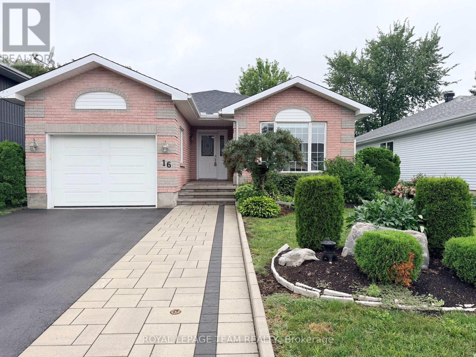 MLS® listing #30095529 for sale located at 16 FAIRVIEW CRESCENT