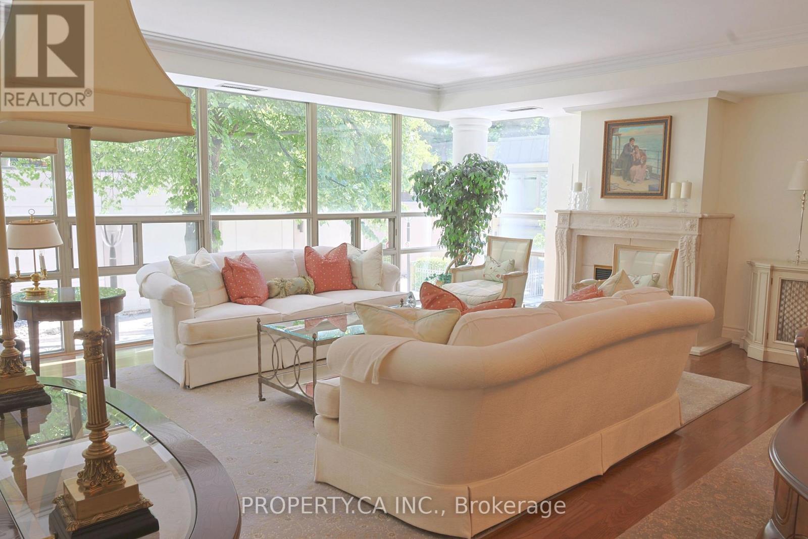 MLS® listing #30096733 for sale located at 203 - 18 LOWER VILLAGE GATE