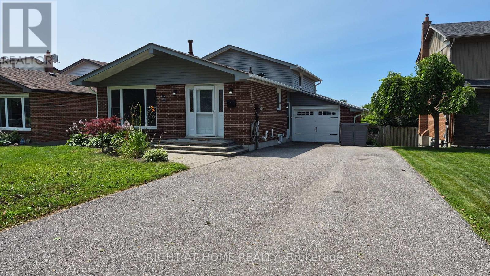 MLS® listing #30099538 for sale located at 552 GRANDVIEW STREET S