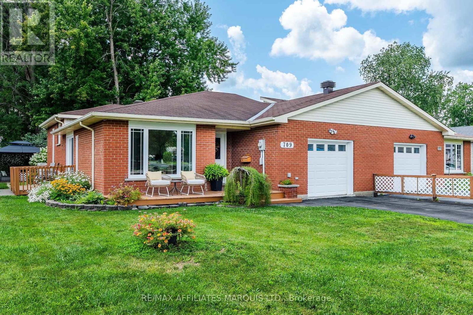 MLS® listing #30099545 for sale located at 709 CHAMPLAIN DRIVE