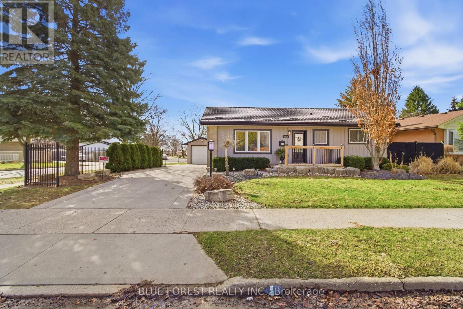 MLS® listing #30100568 for sale located at 1975 ROYAL CRESCENT