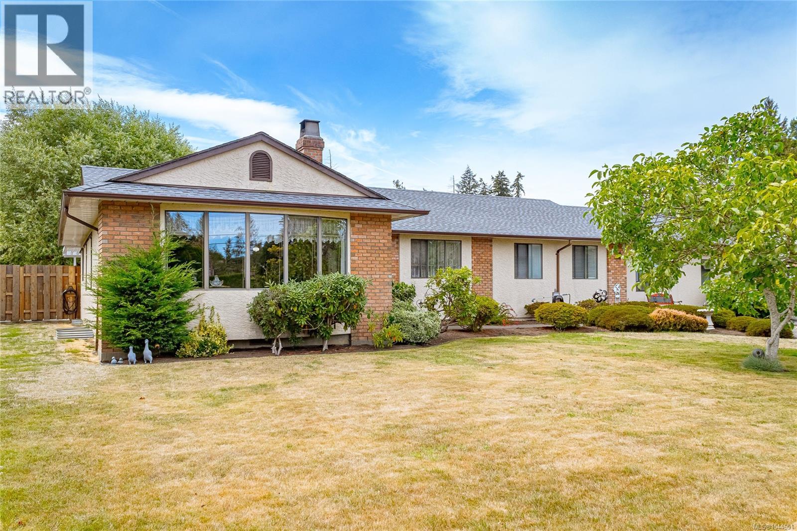 MLS® listing #30100986 for sale located at 851 Breakwater Rd