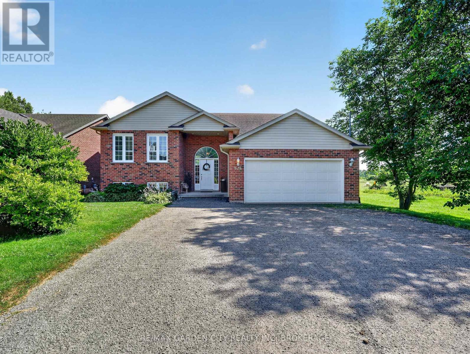 MLS® listing #30104560 for sale located at 828 FOSS ROAD
