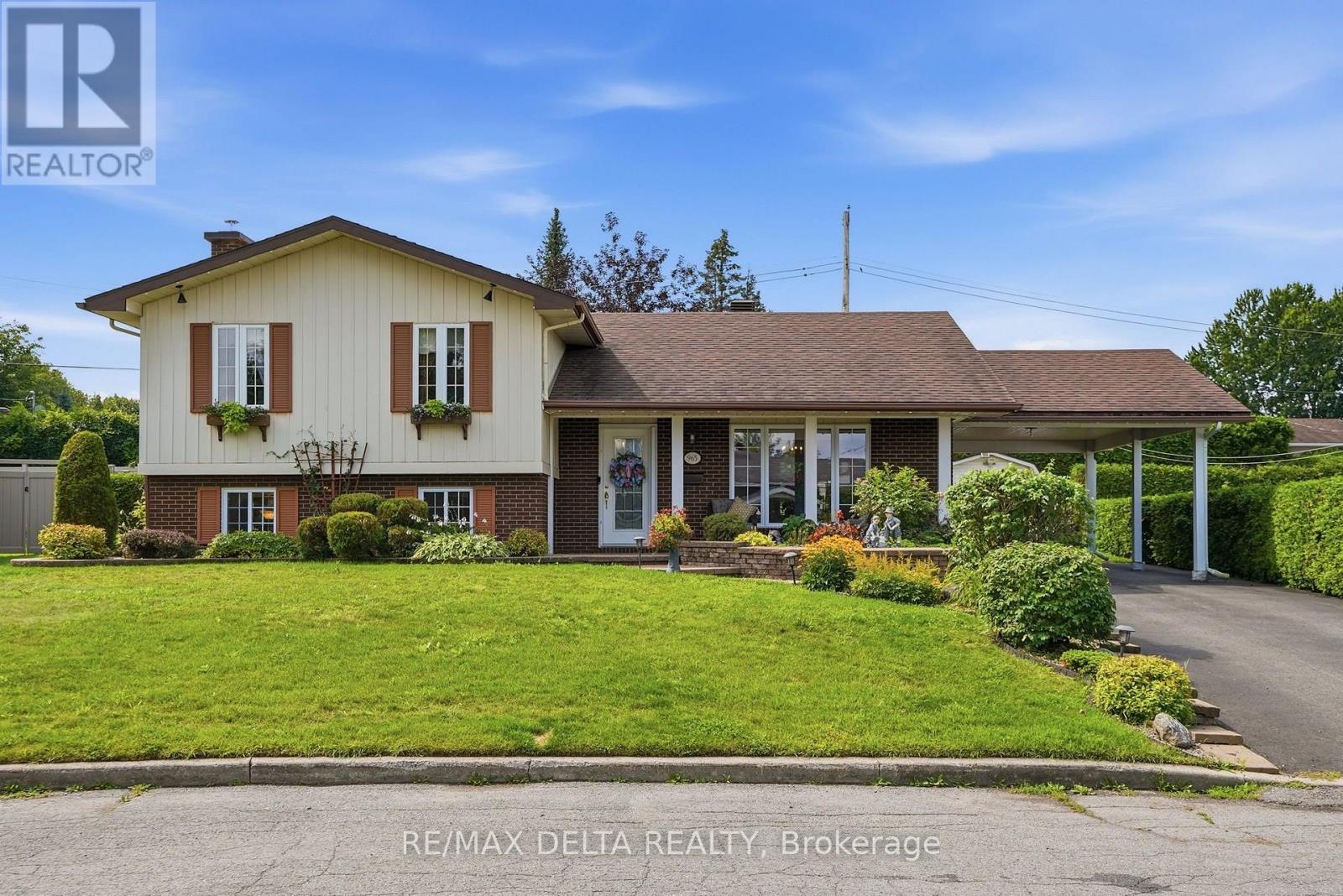 MLS® listing #30105665 for sale located at 965 JEROME STREET