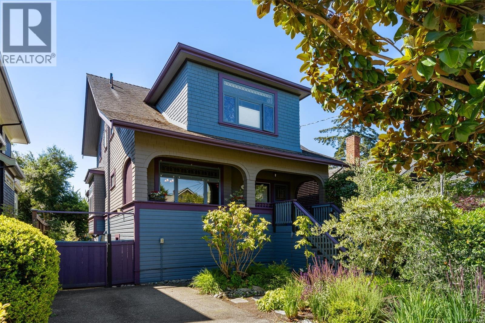 MLS® listing #30106953 for sale located at 1271 McKenzie St