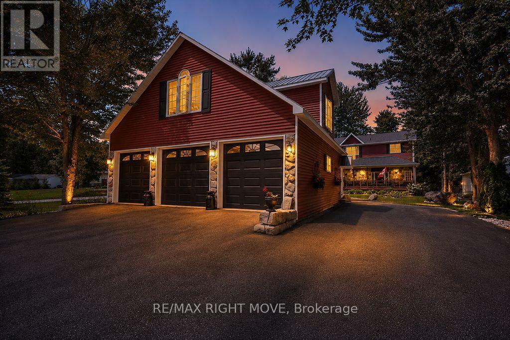 MLS® listing #30107091 for sale located at 2636 WESTSHORE CRESCENT