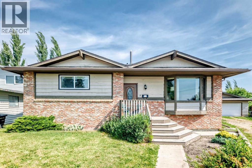 MLS® listing #30108239 for sale located at 3 43 Avenue Close