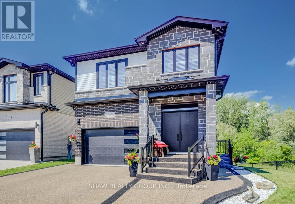 MLS® listing #30110858 for sale located at 924 CHAPEL HILL COURT