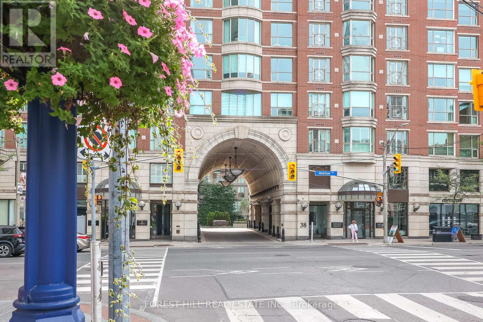 MLS® listing #30112409 for sale located at 305 - 38 AVENUE ROAD