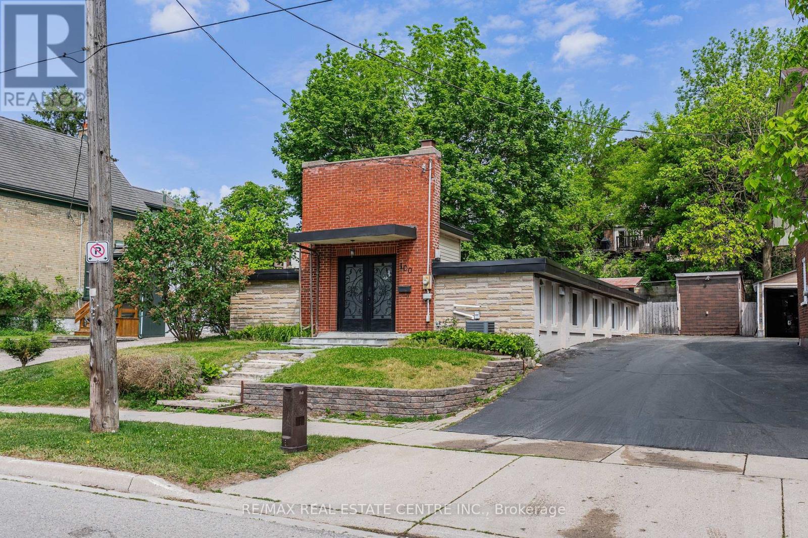 MLS® listing #30114262 for sale located at 100 MANSION STREET