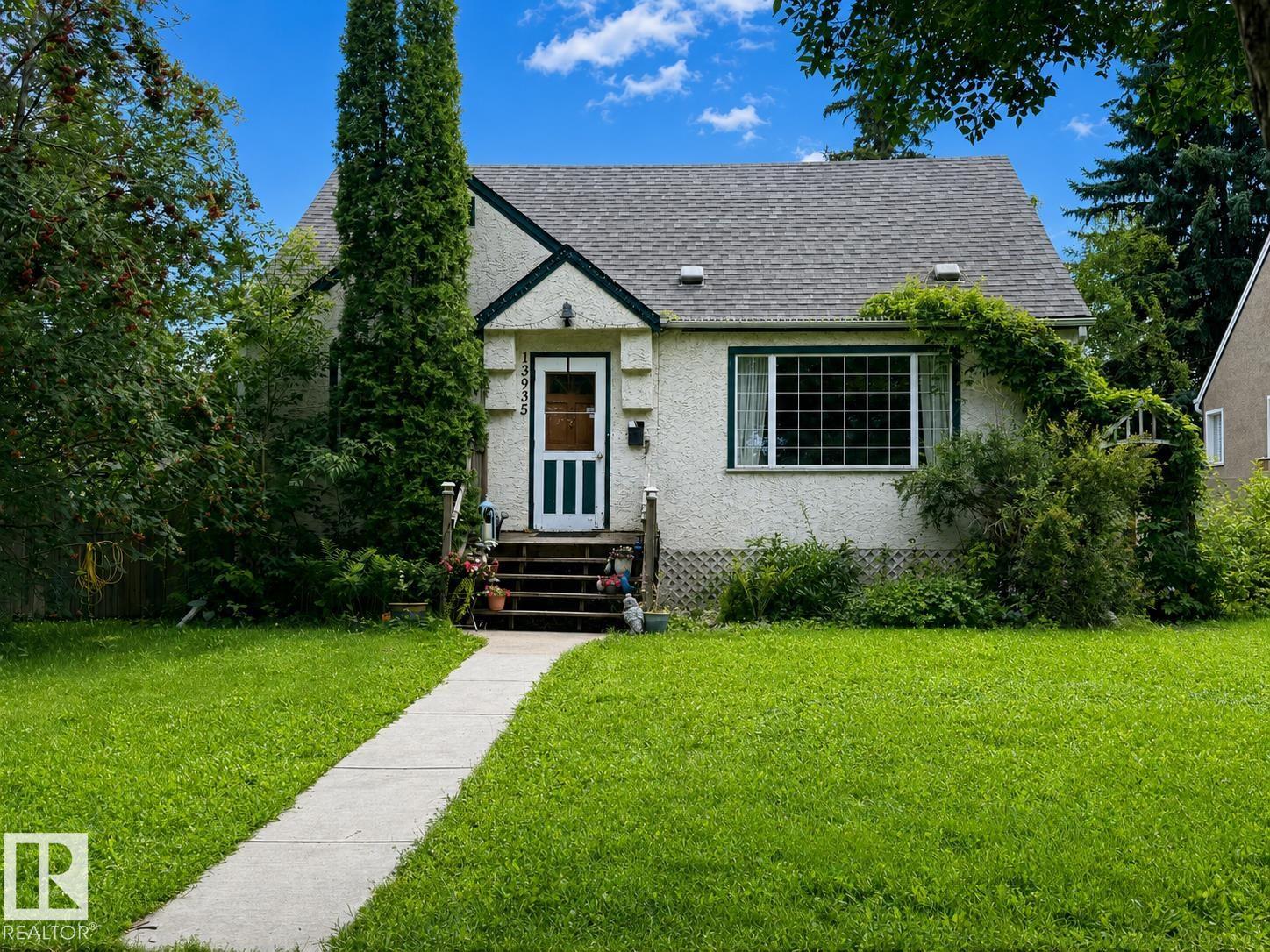 MLS® listing #30114326 for sale located at 13935 107A AV NW