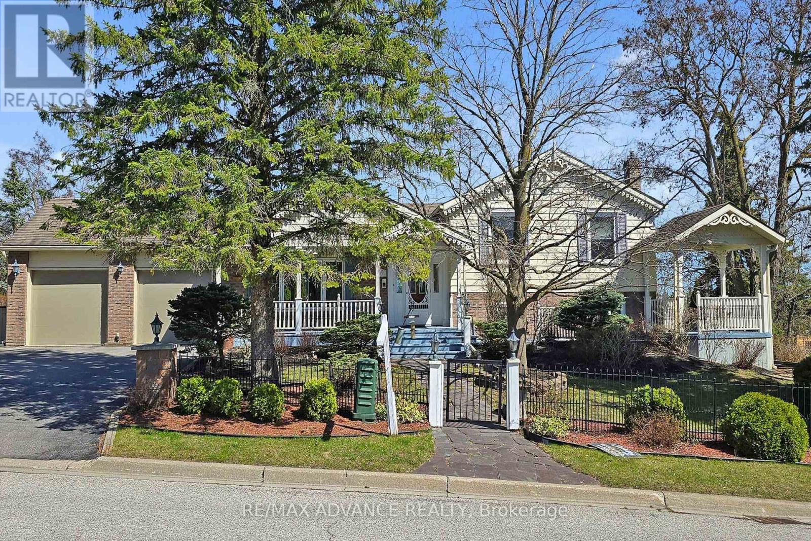 MLS® listing #30114761 for sale located at 23 WEST PARK HEIGHTS