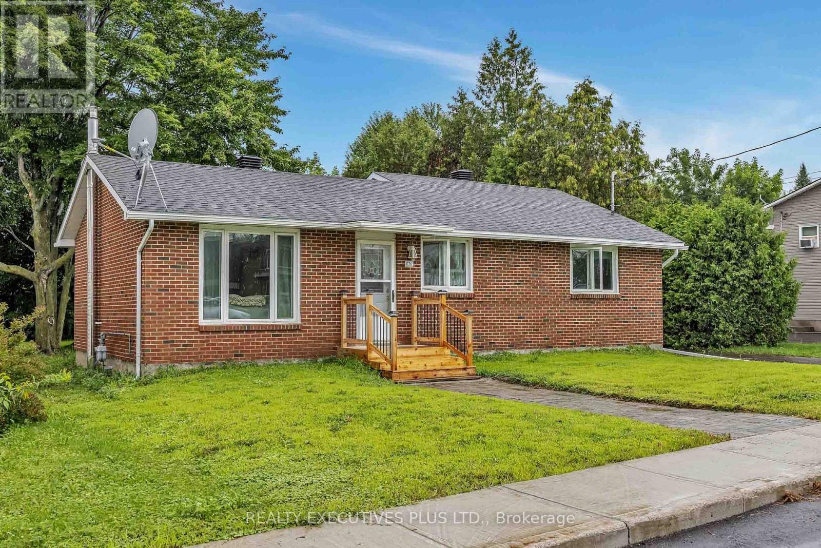 MLS® listing #30114850 for sale located at 636 WATER STREET