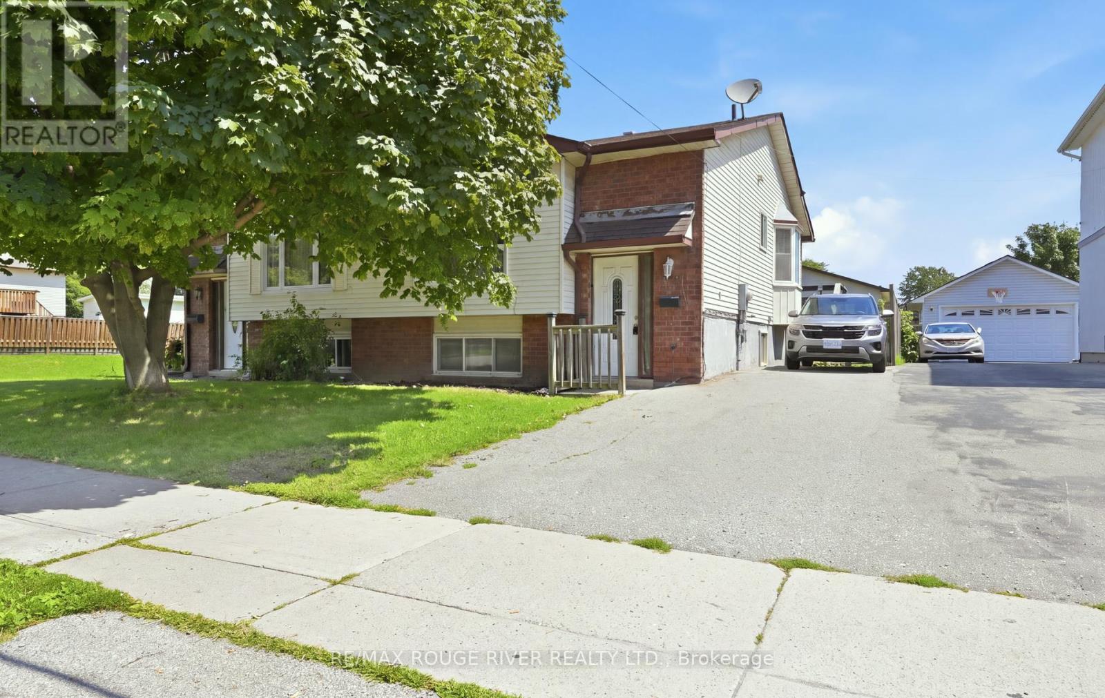 MLS® listing #30115459 for sale located at 923 GLEN STREET