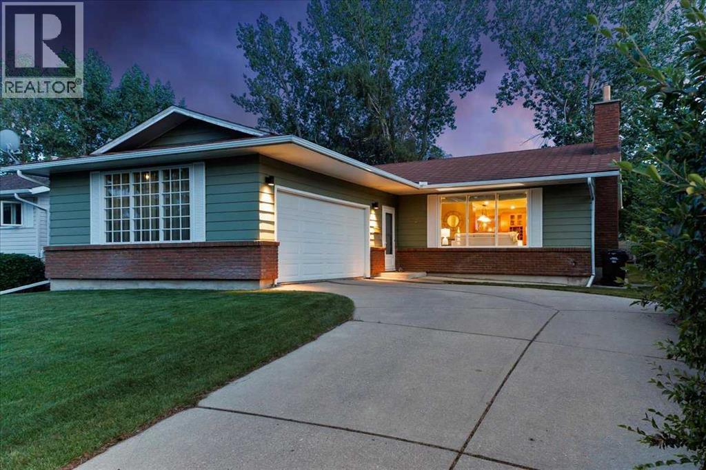 MLS® listing #30118491 for sale located at 124 Oakmoor Place SW