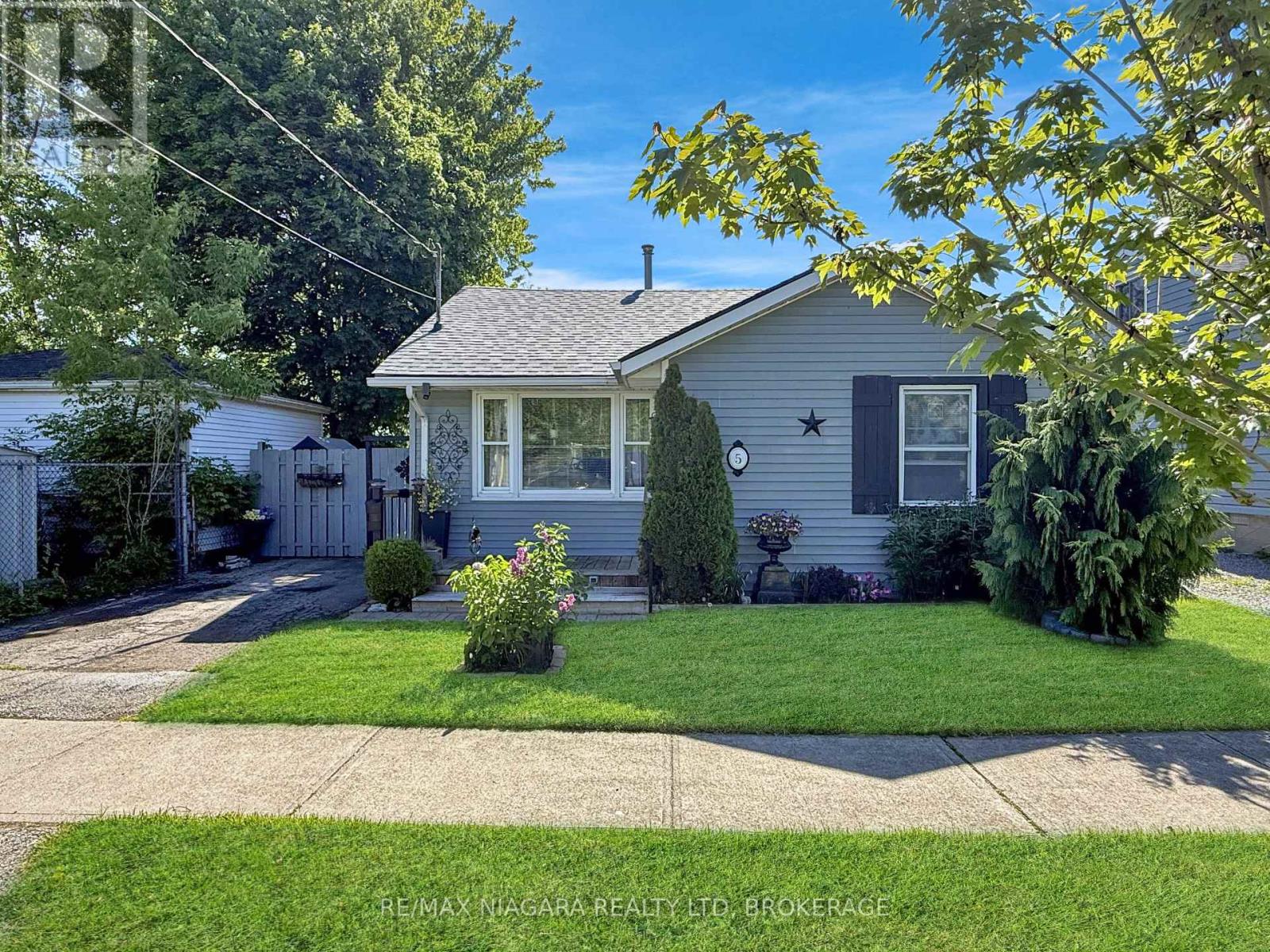 MLS® listing #30127144 for sale located at 5 ABERDEEN COURT