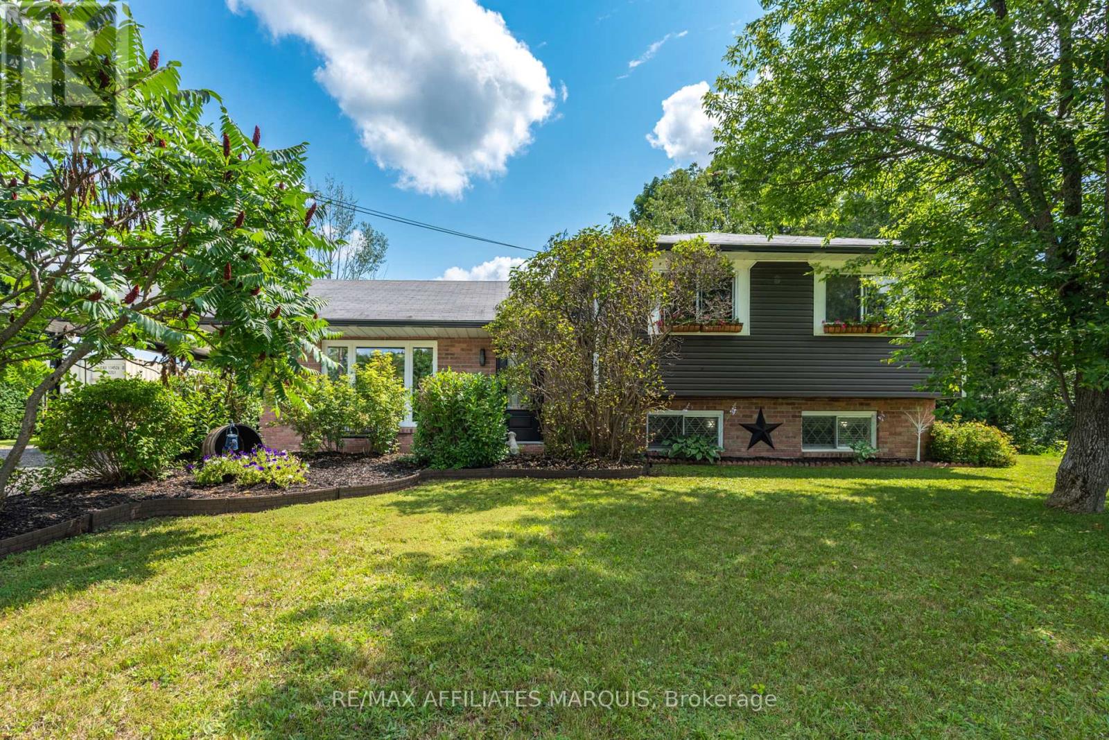 MLS® listing #30132047 for sale located at 3 SUNSET DRIVE